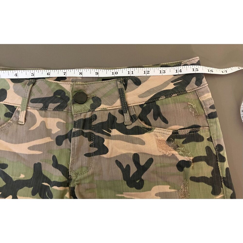 Black Orchid Los Angeles low rise camo distressed cut off shorts - Picture 10 of 13